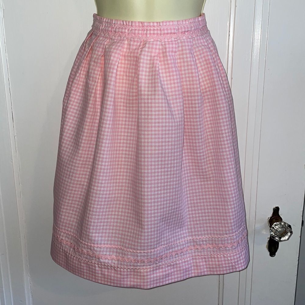 Darling Vtg pink & white checked apron with pleated waist & rickrack